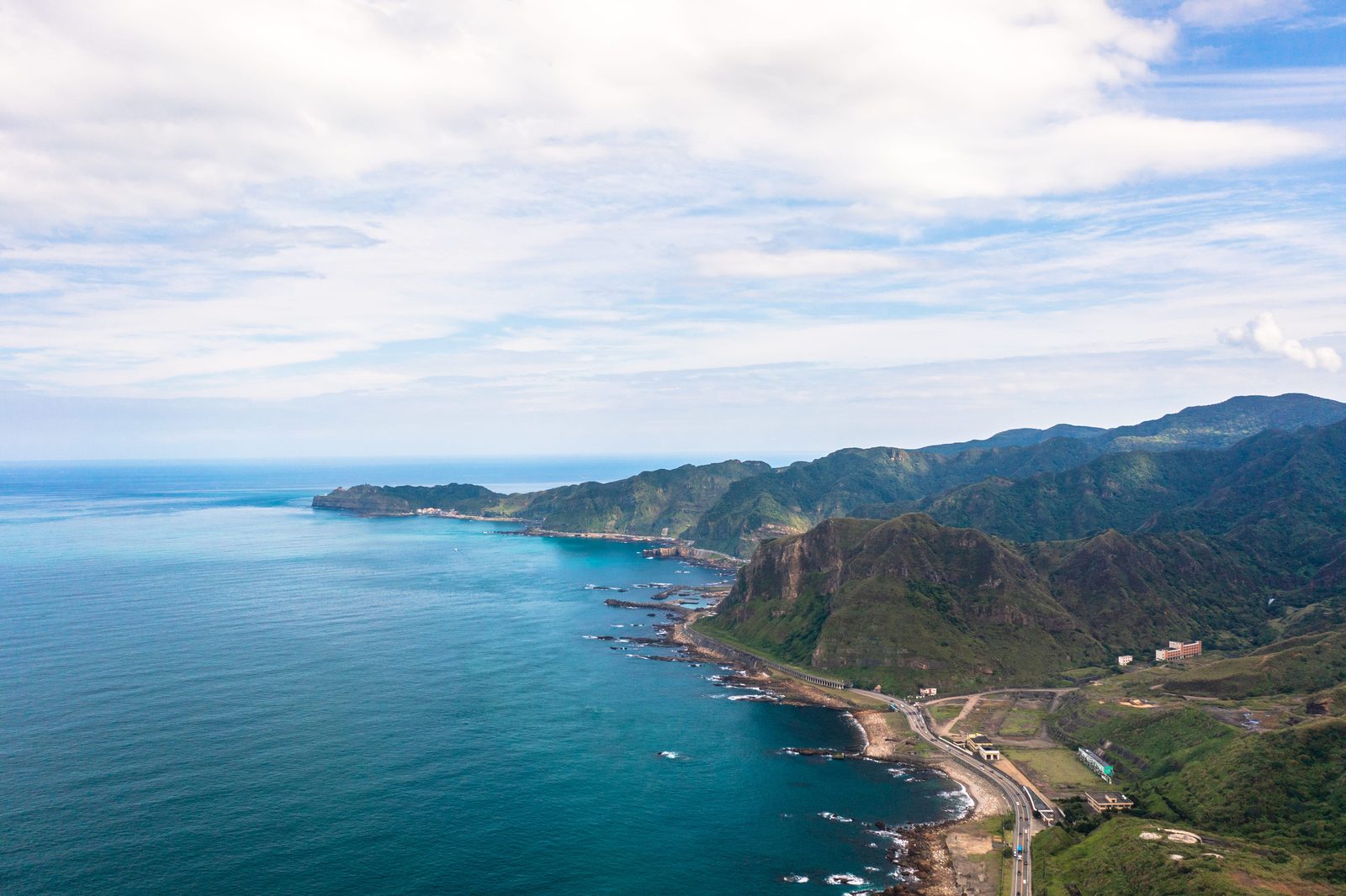 台灣海岸線與山巒空拍
