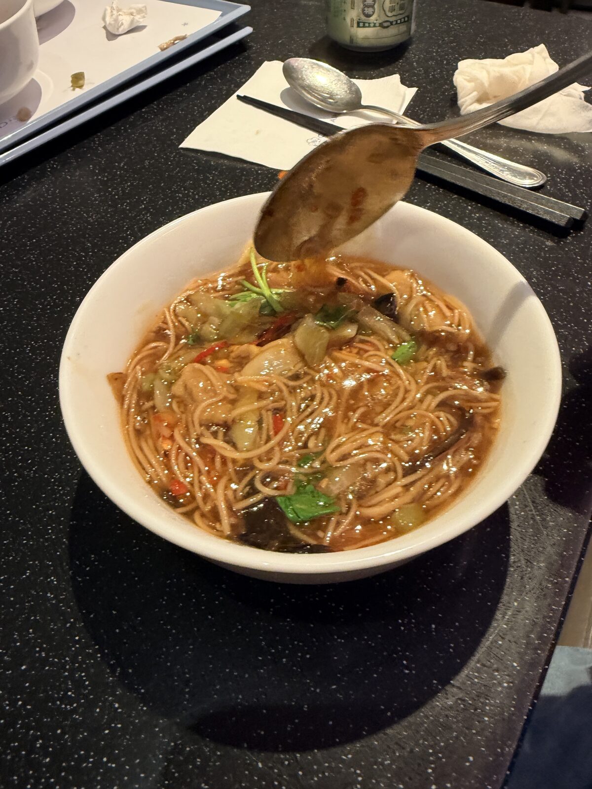 華航 D4 貴賓室現煮區供應的勾芡湯汁蔬菜麵食