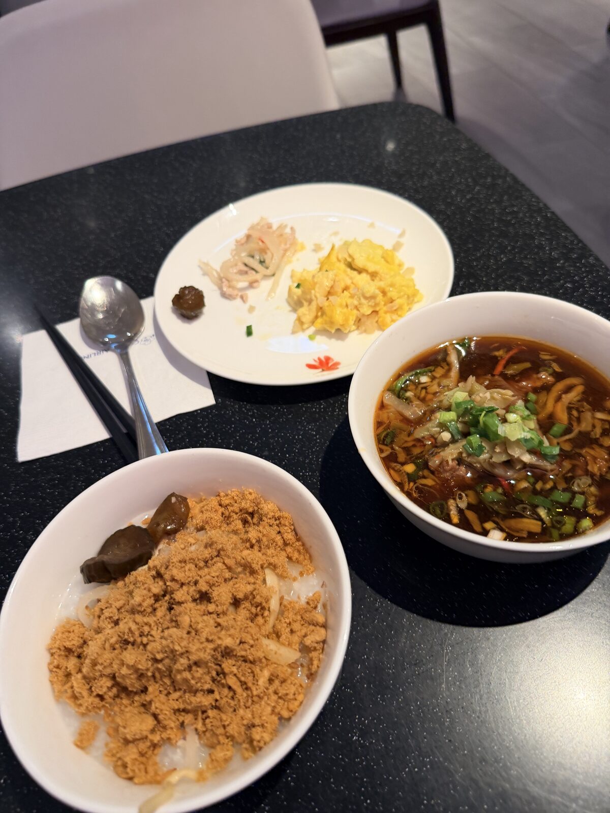 華航 D4 貴賓室桌上的現煮湯麵、肉鬆米食與炒蛋冷盤