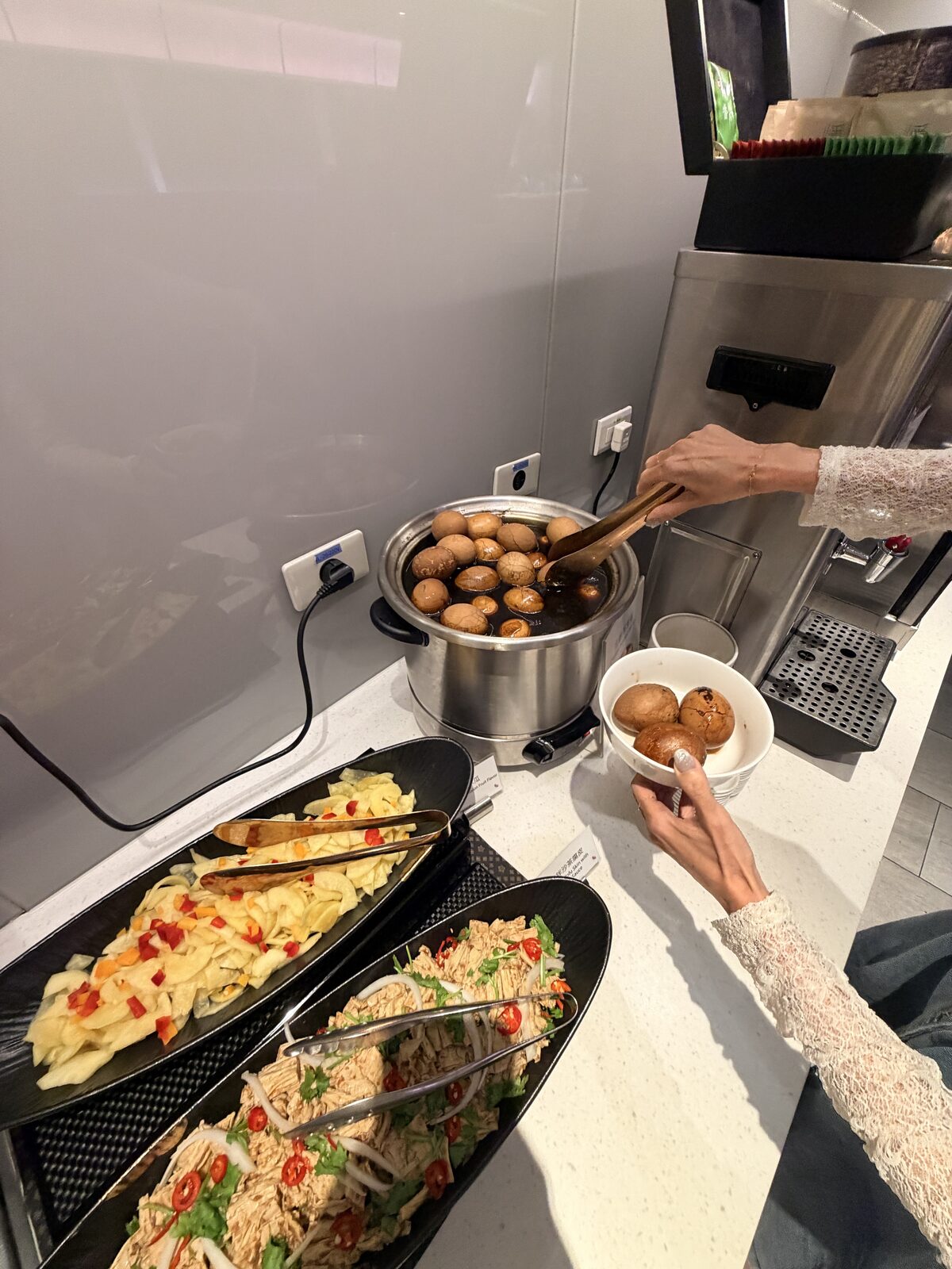 華航 D4 貴賓室餐檯上的茶葉蛋、涼拌雞肉與冷盤