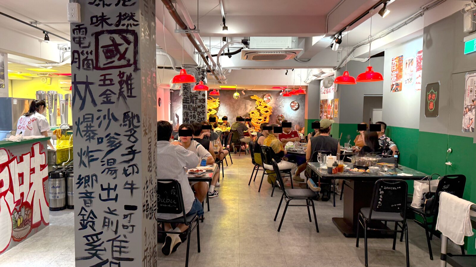 HK Hotpot 내부, 서예 낙서 기둥과 붉은 펜던트 조명, 초록색 벽