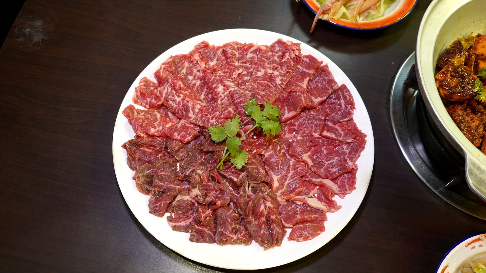 위에서 찍은 수제 소고기 모둠, 세 부위와 고수