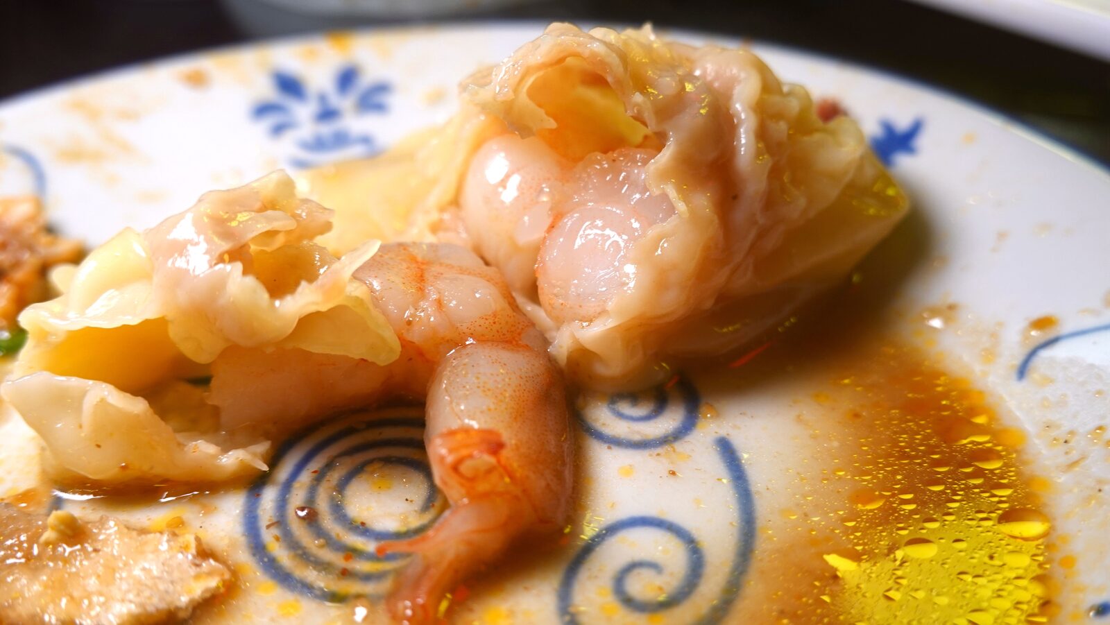 반으로 가른 새우 완탕, 안에 통새우