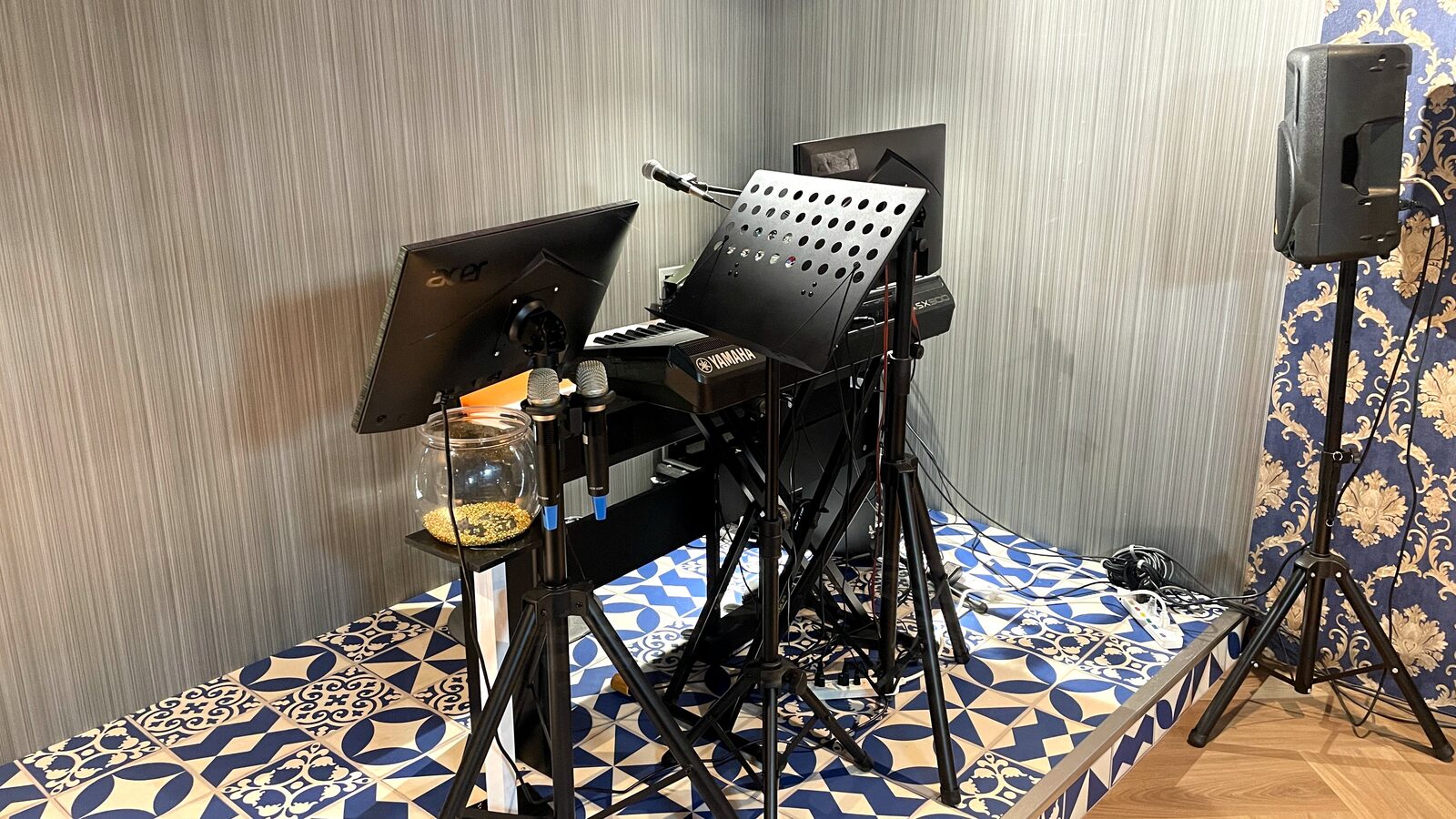 룸 구석의 YAMAHA 전자 키보드와 마이크, 스피커