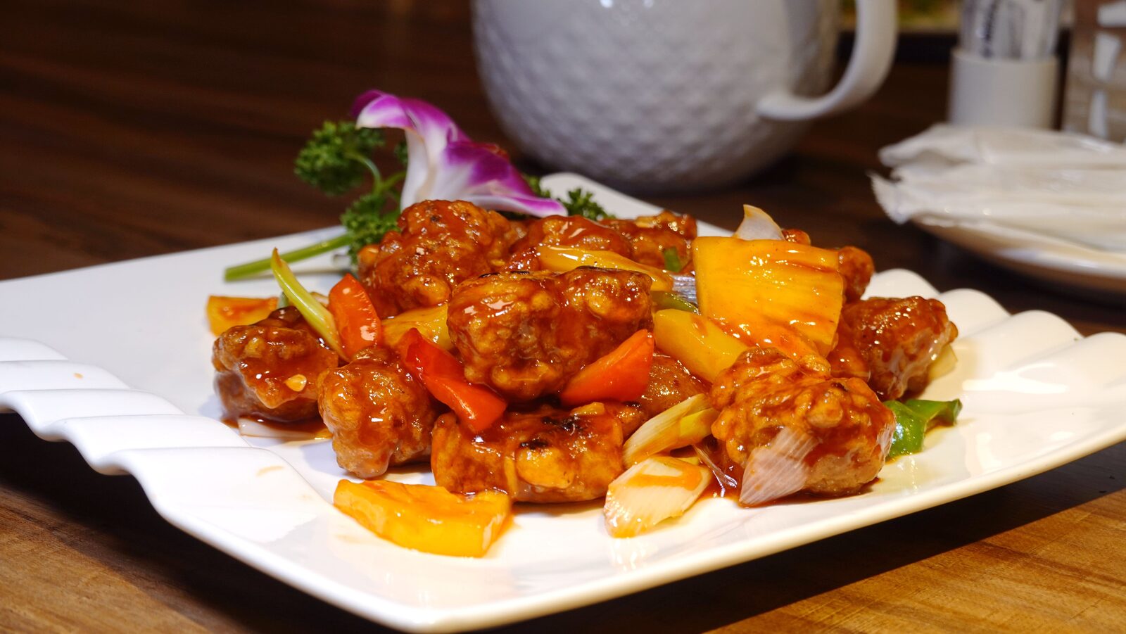 파인애플과 갈비에 붉고 윤기 나는 소스를 입힌 파인애플 탕수 갈비 한 접시