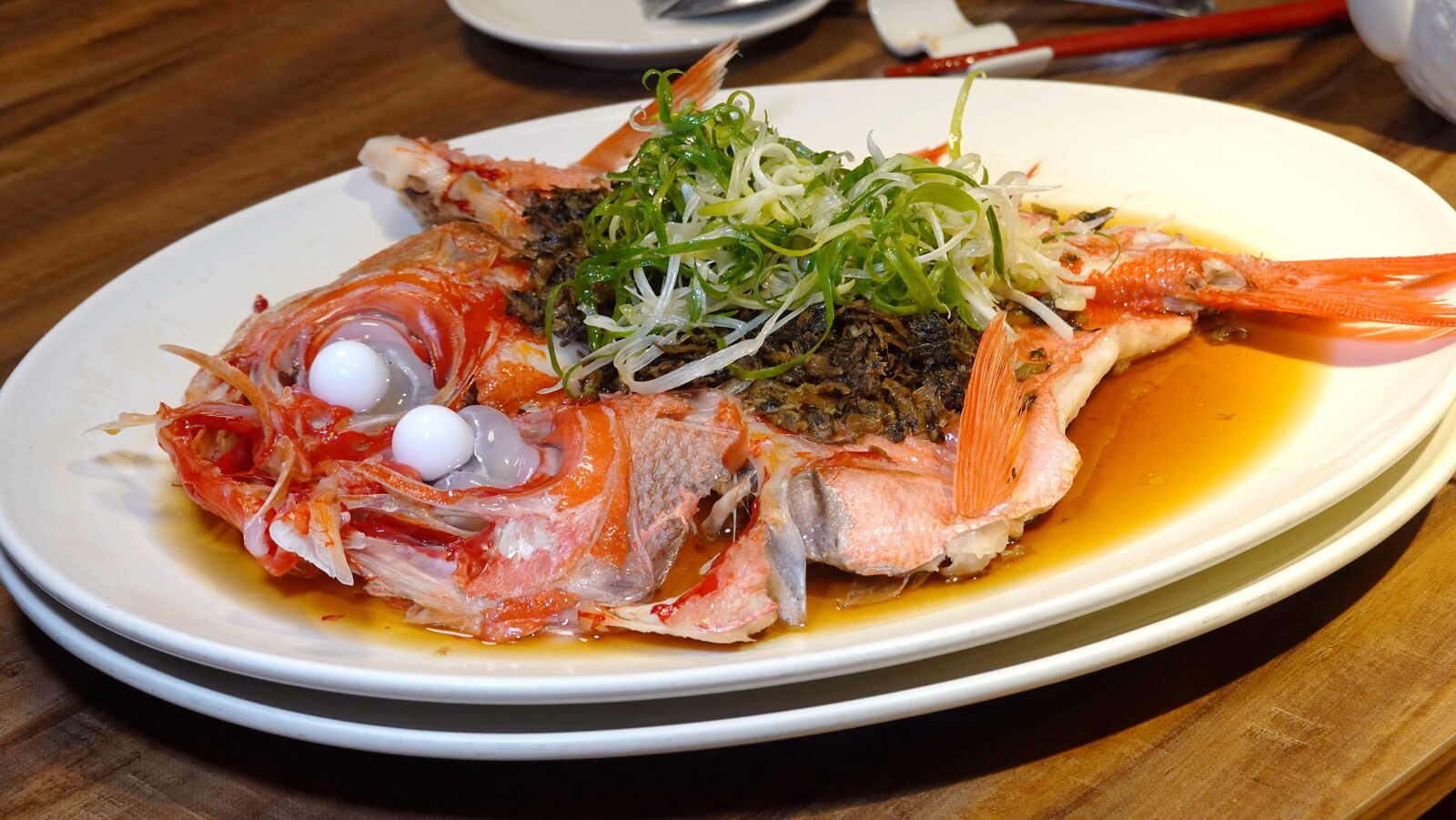 채 썬 파를 올린 통째 매채 금눈돔찜