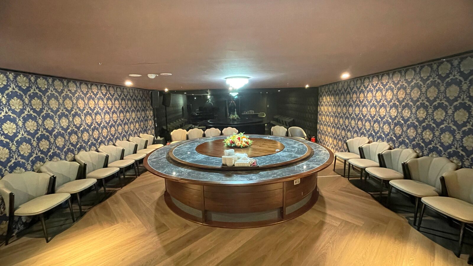 Jing Ying Cantonese Cuisine 큰 룸, 큰 원탁과 파란색·금색 벽지, 샹들리에