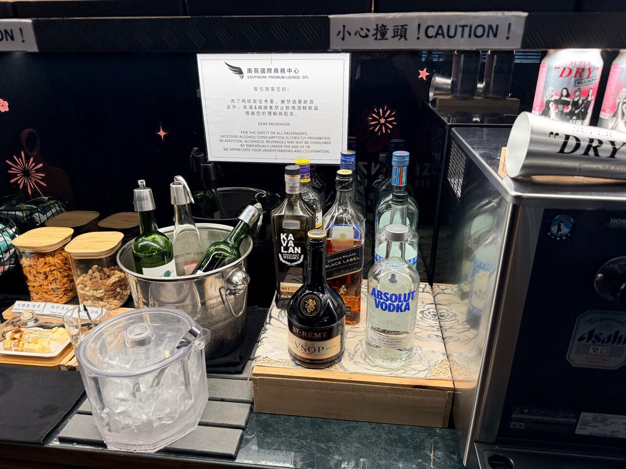 アルコールコーナーのボトル、アイスペール、右側の生ビールサーバー。実際の提供内容は現地の状況によります。