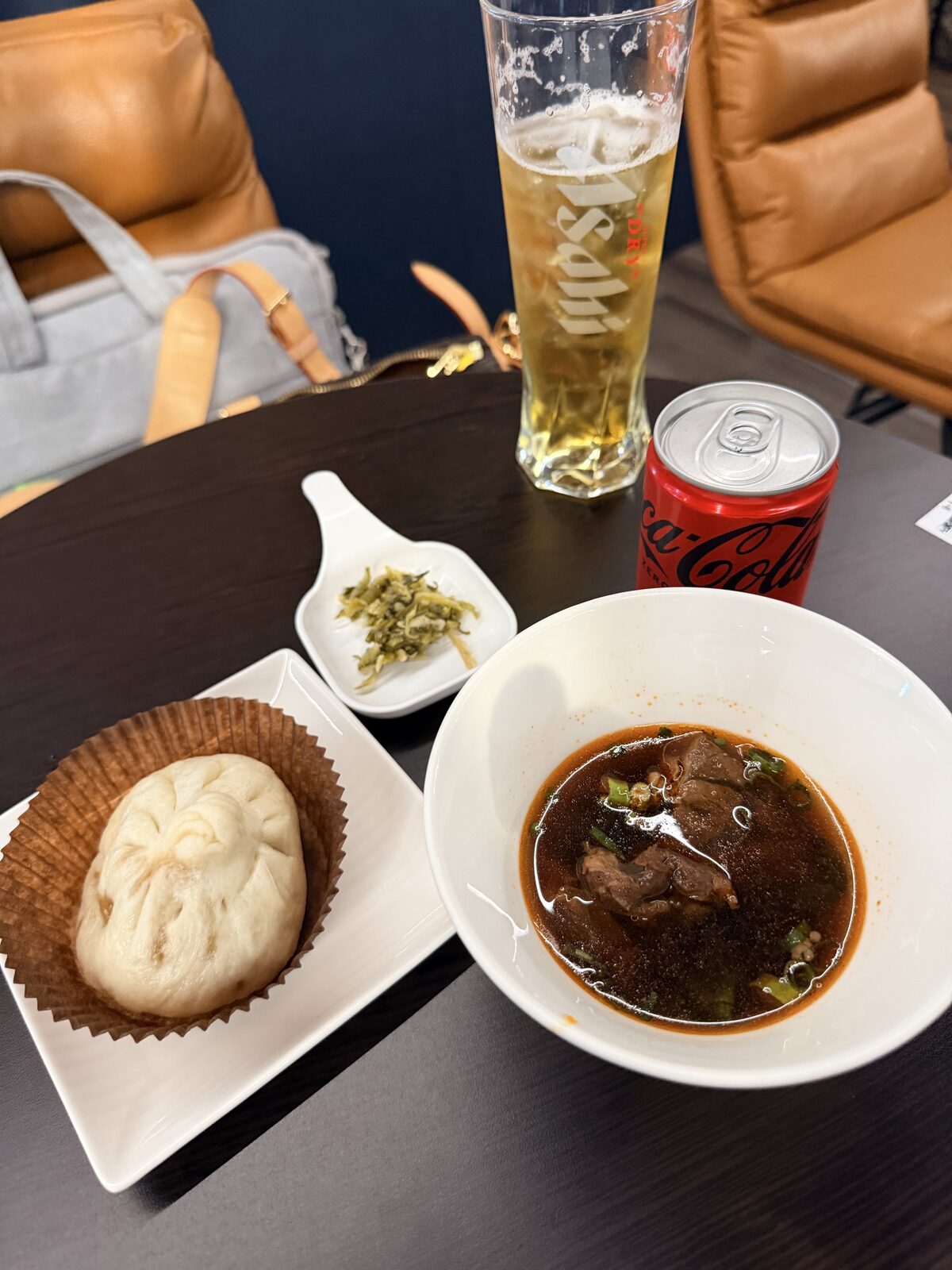 注文後に提供された牛肉スープ、肉まん、小皿のおかずの実際の組み合わせ。