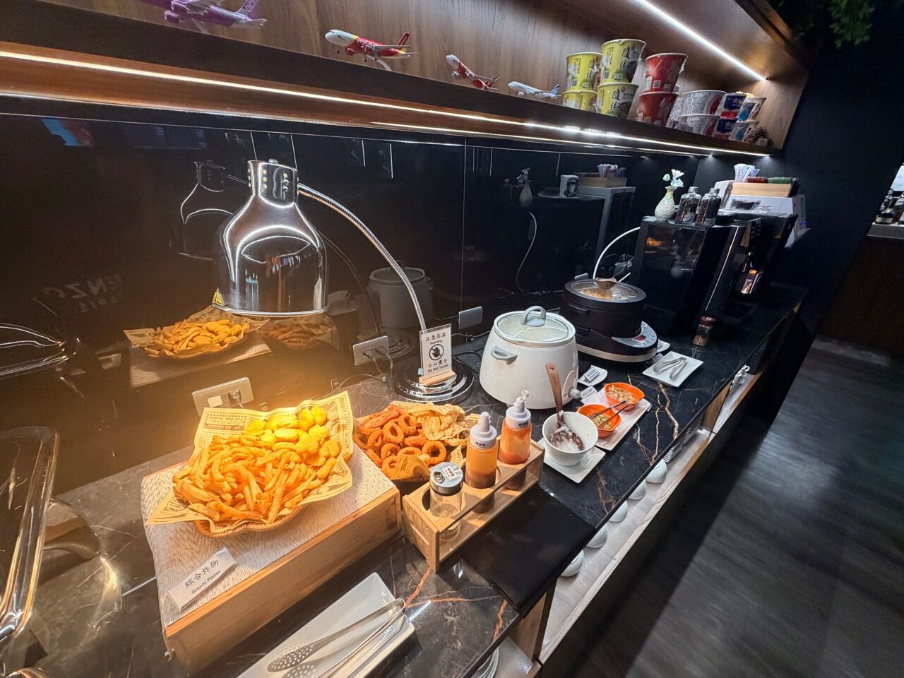 揚げ物の盛り合わせ、ソース、スープ鍋のコーナー。取る際は高温の注意表示に気をつけましょう。