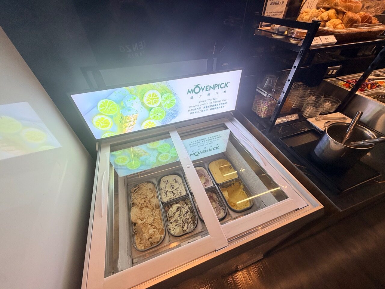 モーベンピックのアイスクリームケース。種類と補充状況は現地でご確認ください。
