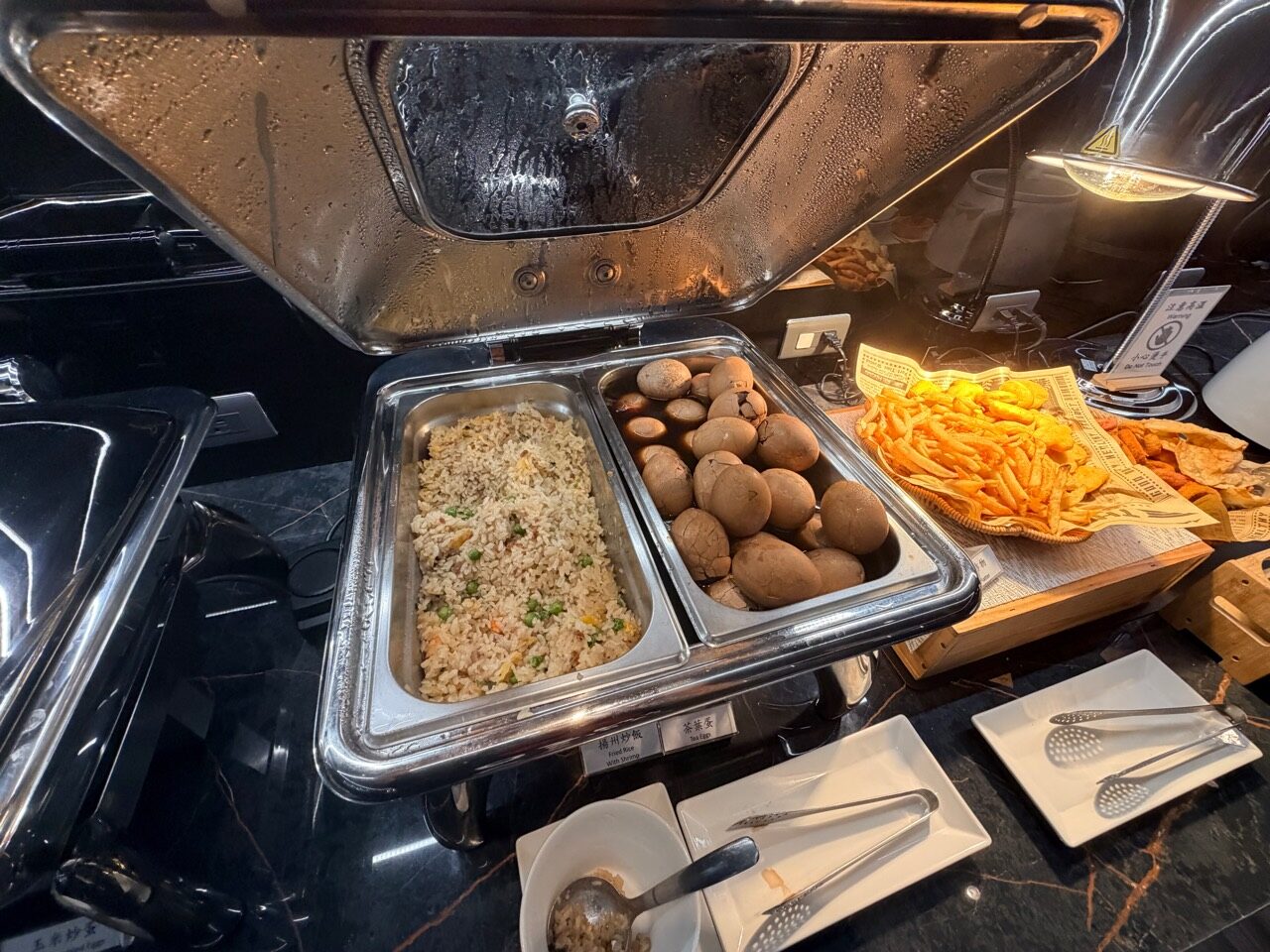 表示には揚州チャーハンと茶葉蛋。右側には揚げ物もあります。