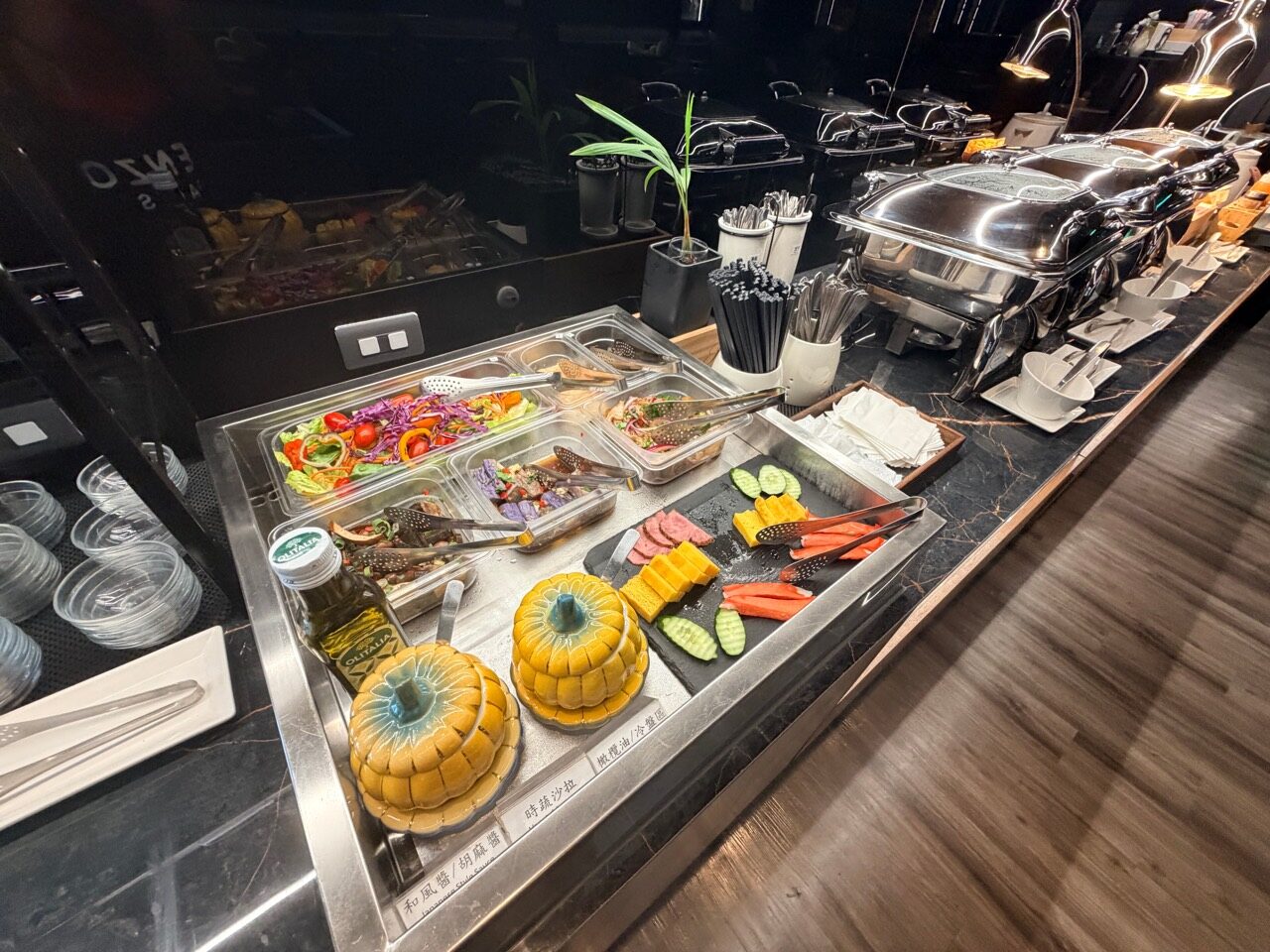 冷菜コーナーのレタス、パプリカ、ドレッシング。カウンターの流れに沿って取ります。