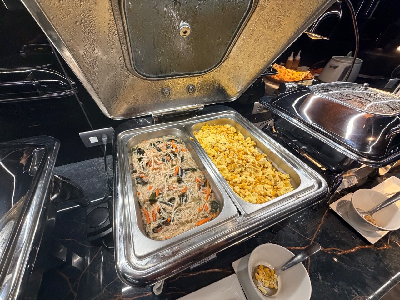 きのこ料理とコーン入り炒り卵。料理は現地の状況に応じて入れ替わります。