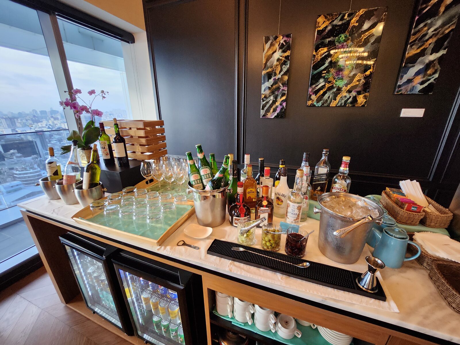 行政酒廊酒水吧全覽:各式烈酒啤酒軟性飲料與杯具
