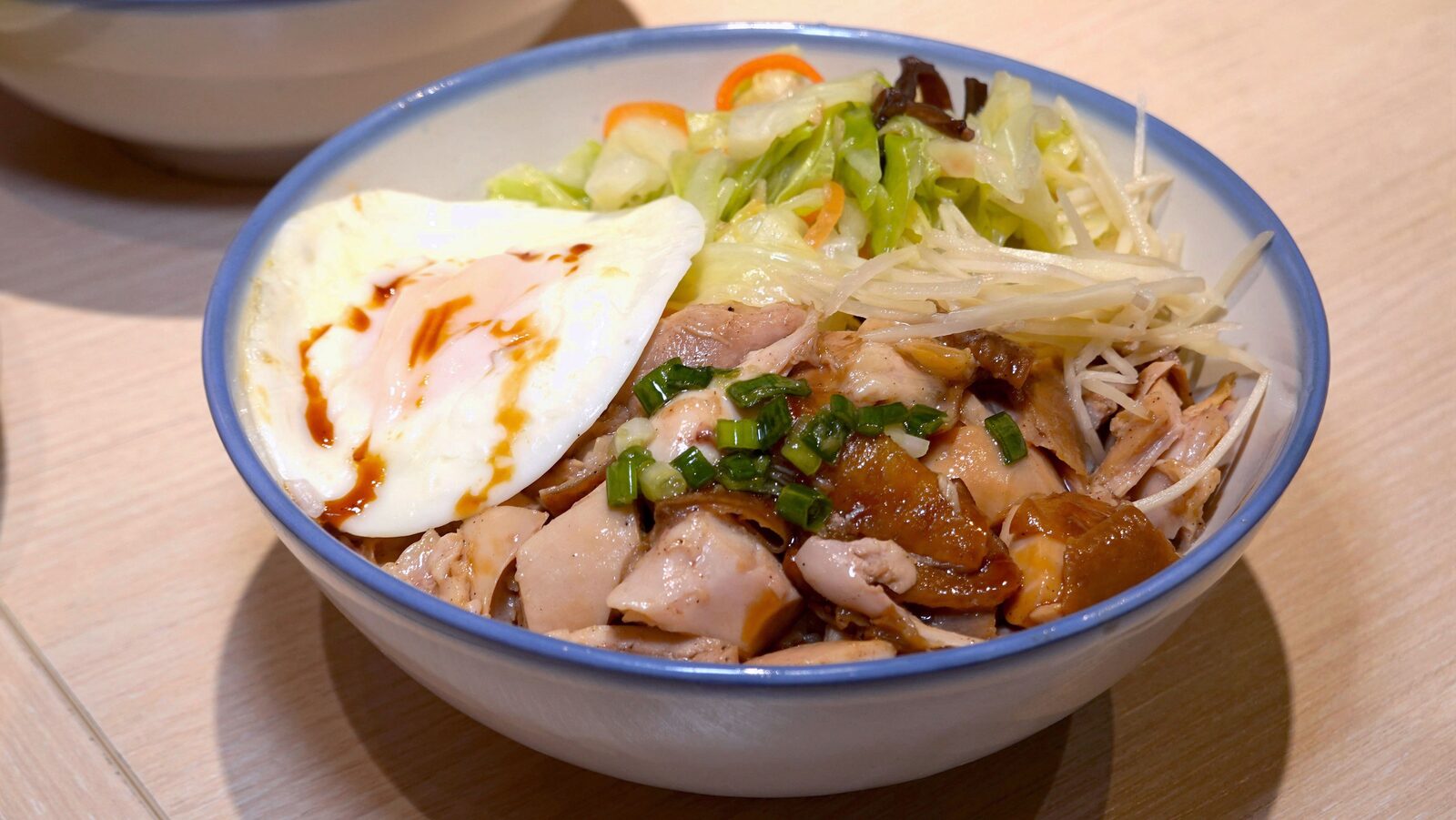 雞肉、荷包蛋、薑絲與高麗菜組成的雞肉飯