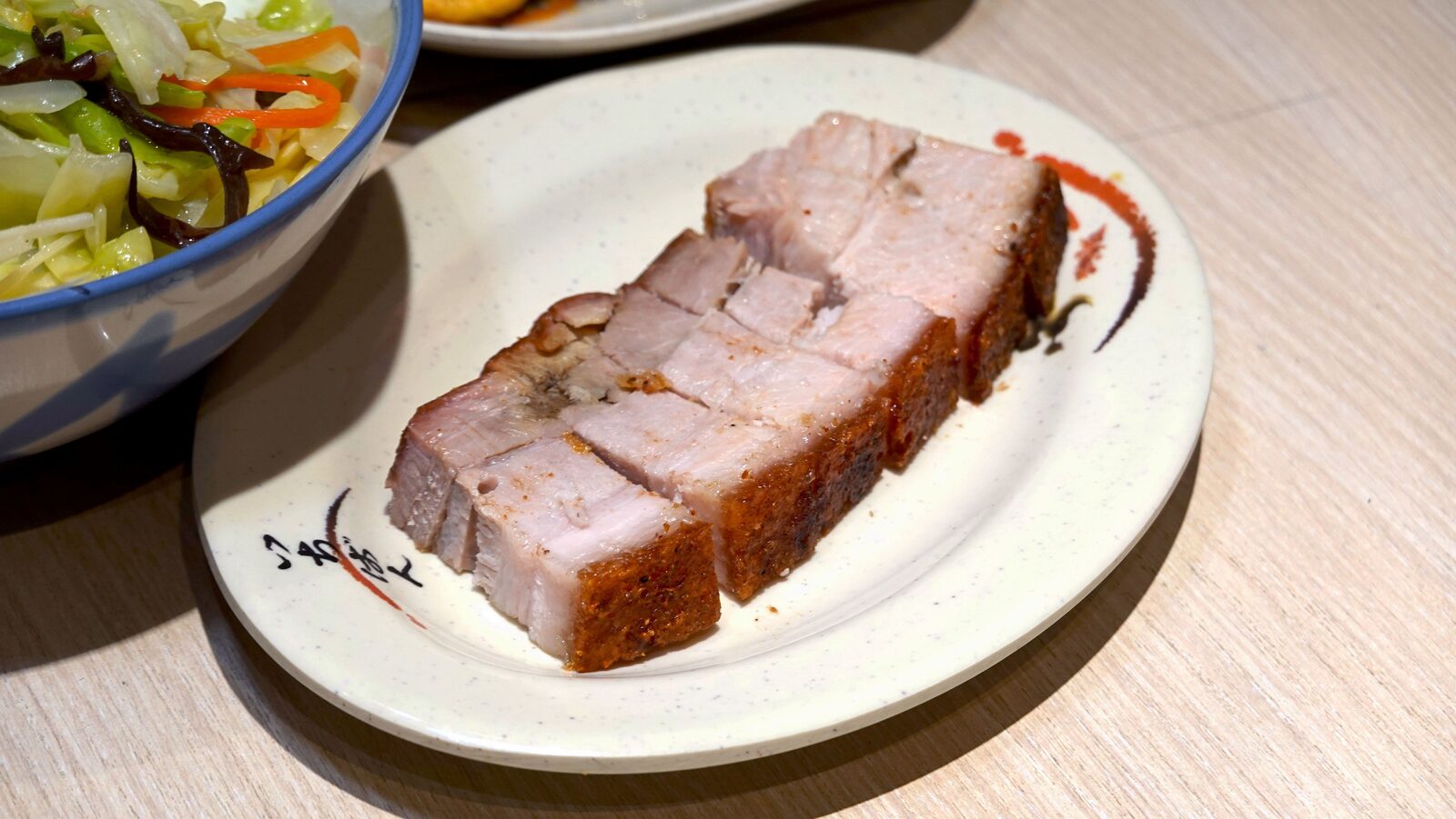 切成厚塊的脆皮燒肉單盤