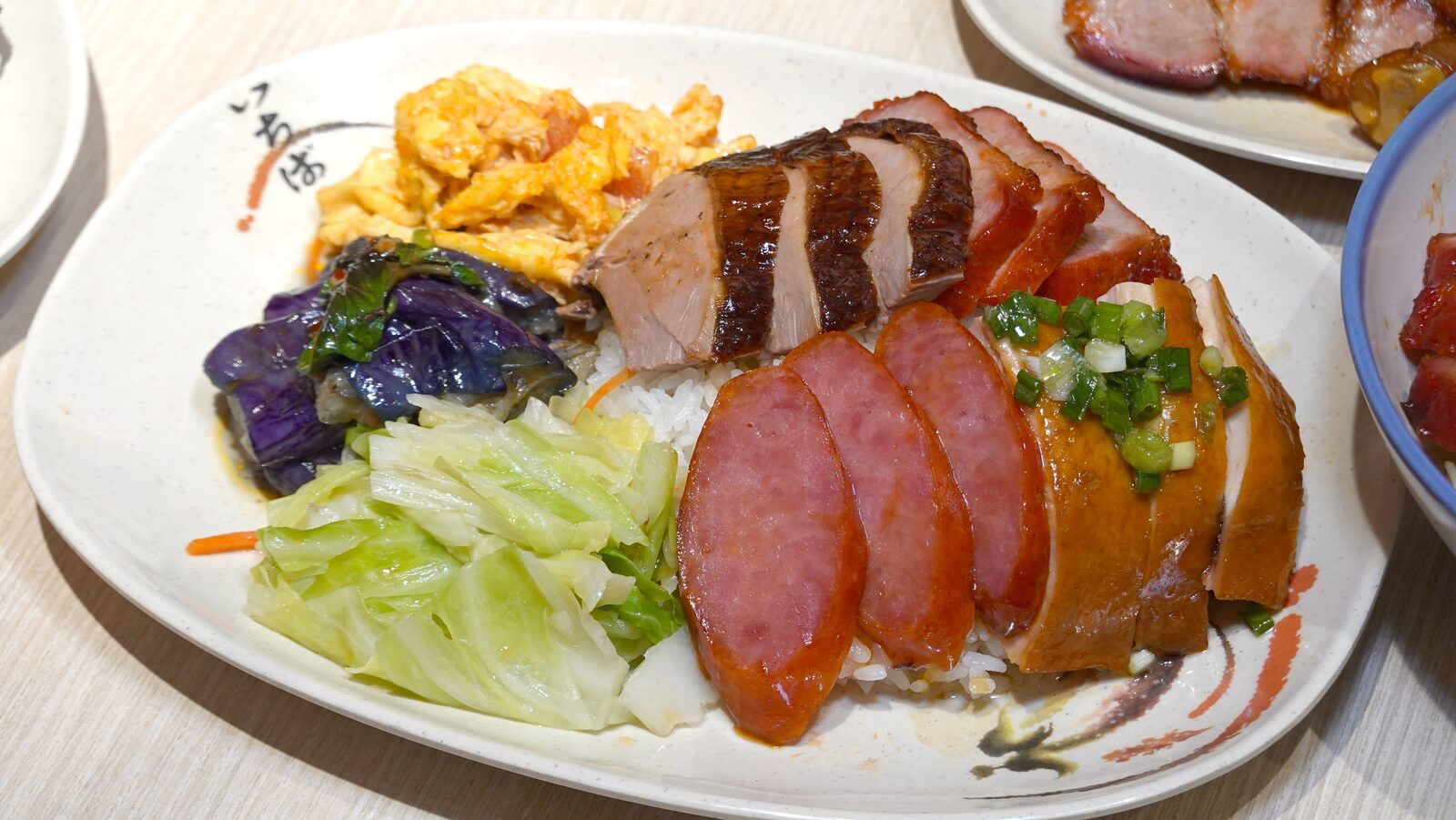 烤鴨、叉燒、雞肉與香腸搭配白飯的四寶飯