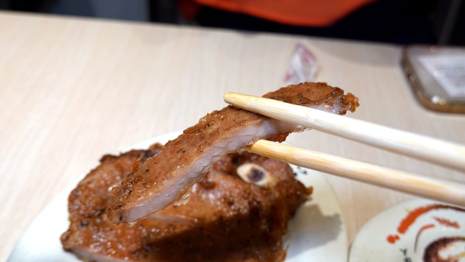 筷子夾起排骨切片展示肉的厚度