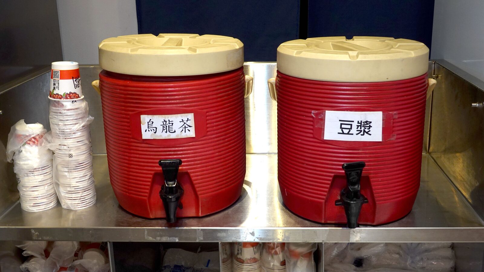 標示烏龍茶與豆漿的飲料桶
