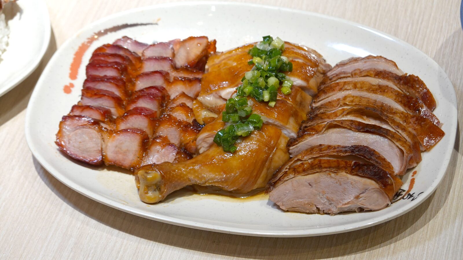 叉燒、雞肉與烤鴨排列成三寶拼盤