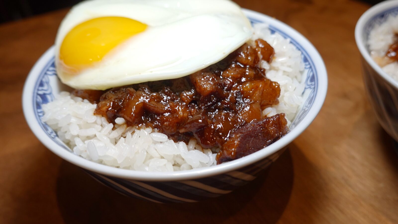經典原味黑金滷肉飯特寫，手切五花肉丁光澤油亮