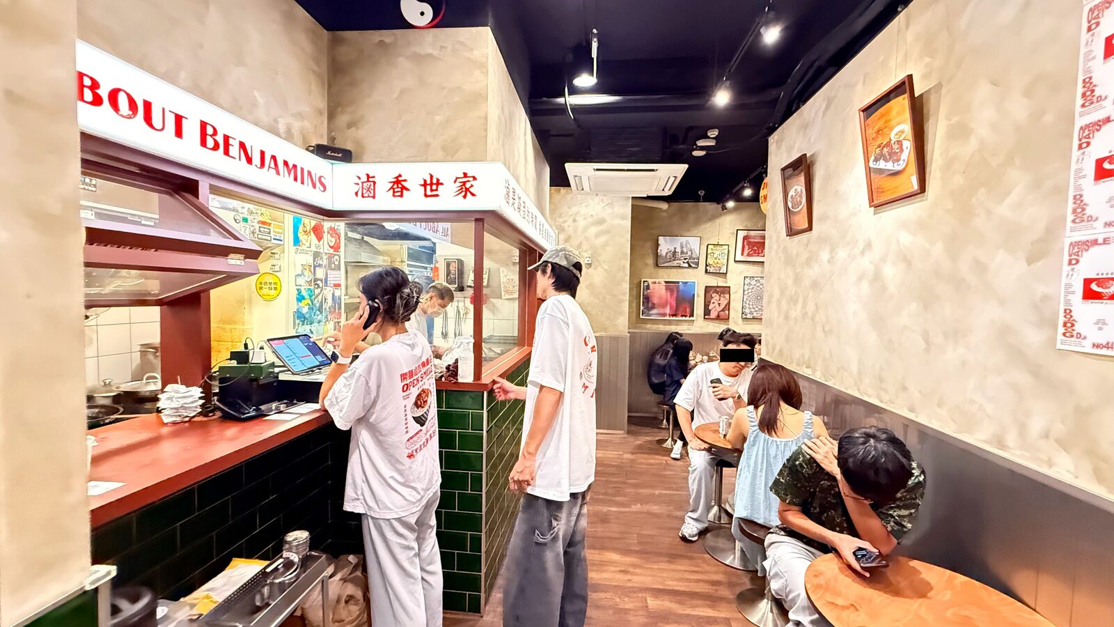 開囍店內全景長型吧台與高腳座位，上方霓虹招牌亮著滷香世家