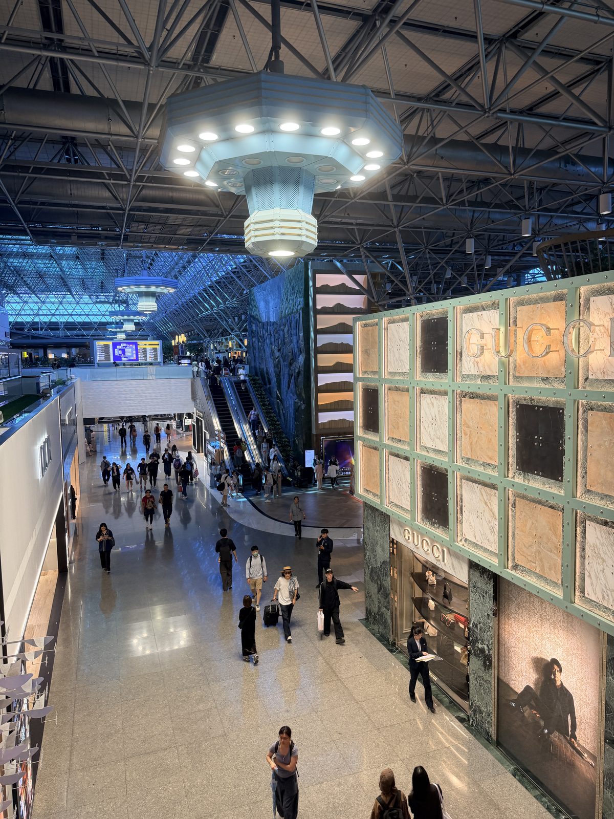 上階から見下ろした第2ターミナル出発エリア中央の通路。右にGUCCIの店舗