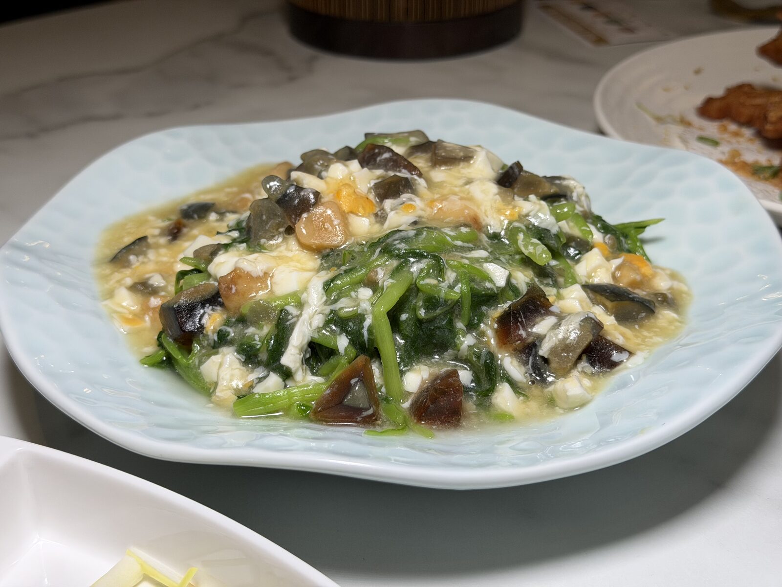 연청자 접시에 담긴 피단·짠 달걀 채소탕, 푸른 잎채소와 피단, 짠 달걀