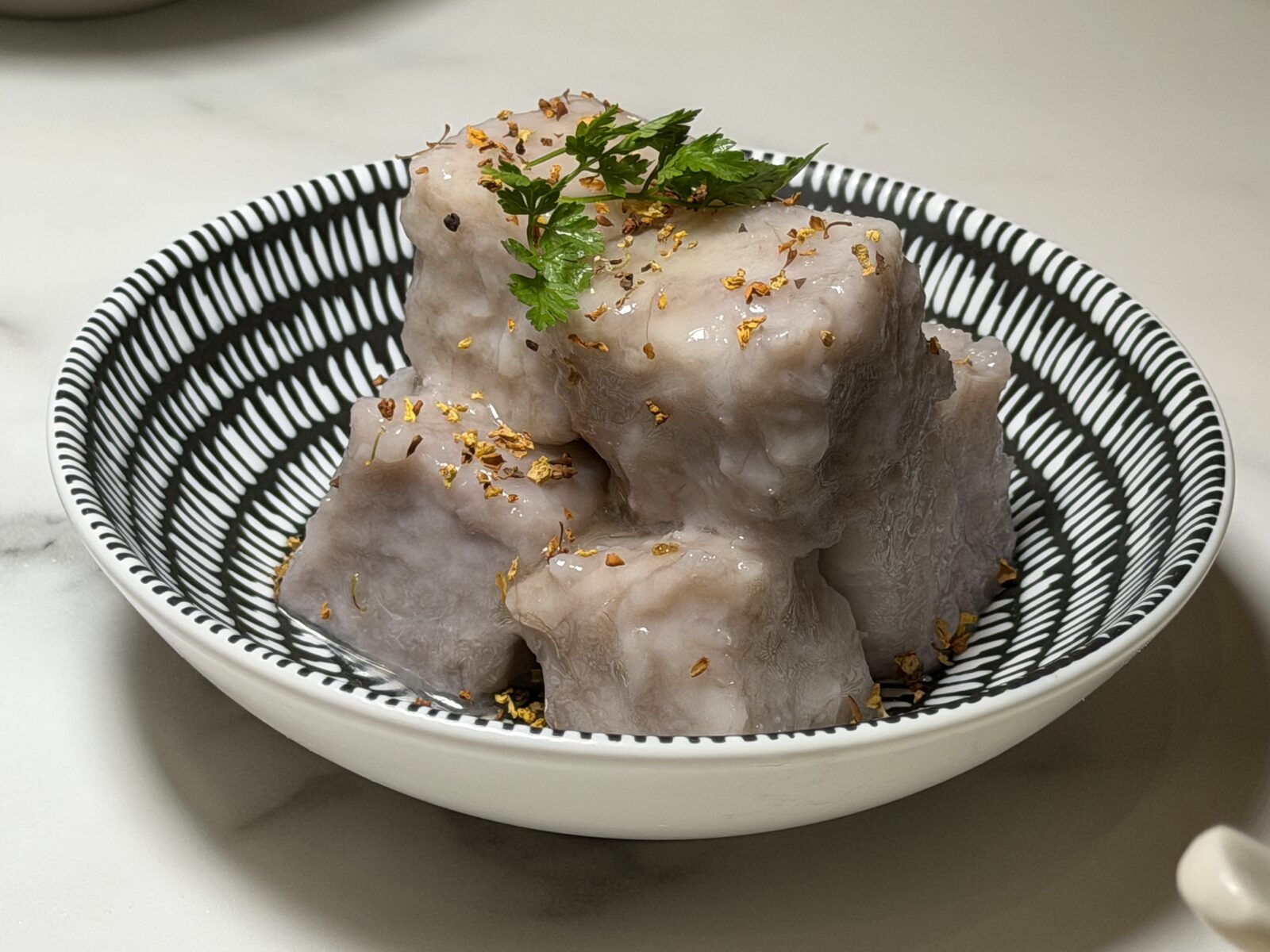 줄무늬 그릇에 담긴 계화꿀 토란, 토란 위에 말린 계화