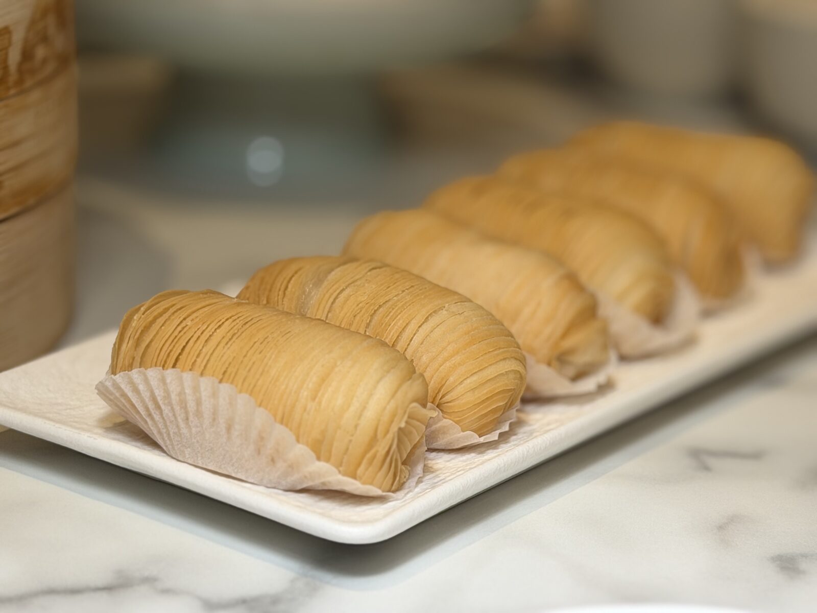 긴 접시에 나란히 놓인 Radish Pastry 다섯 개