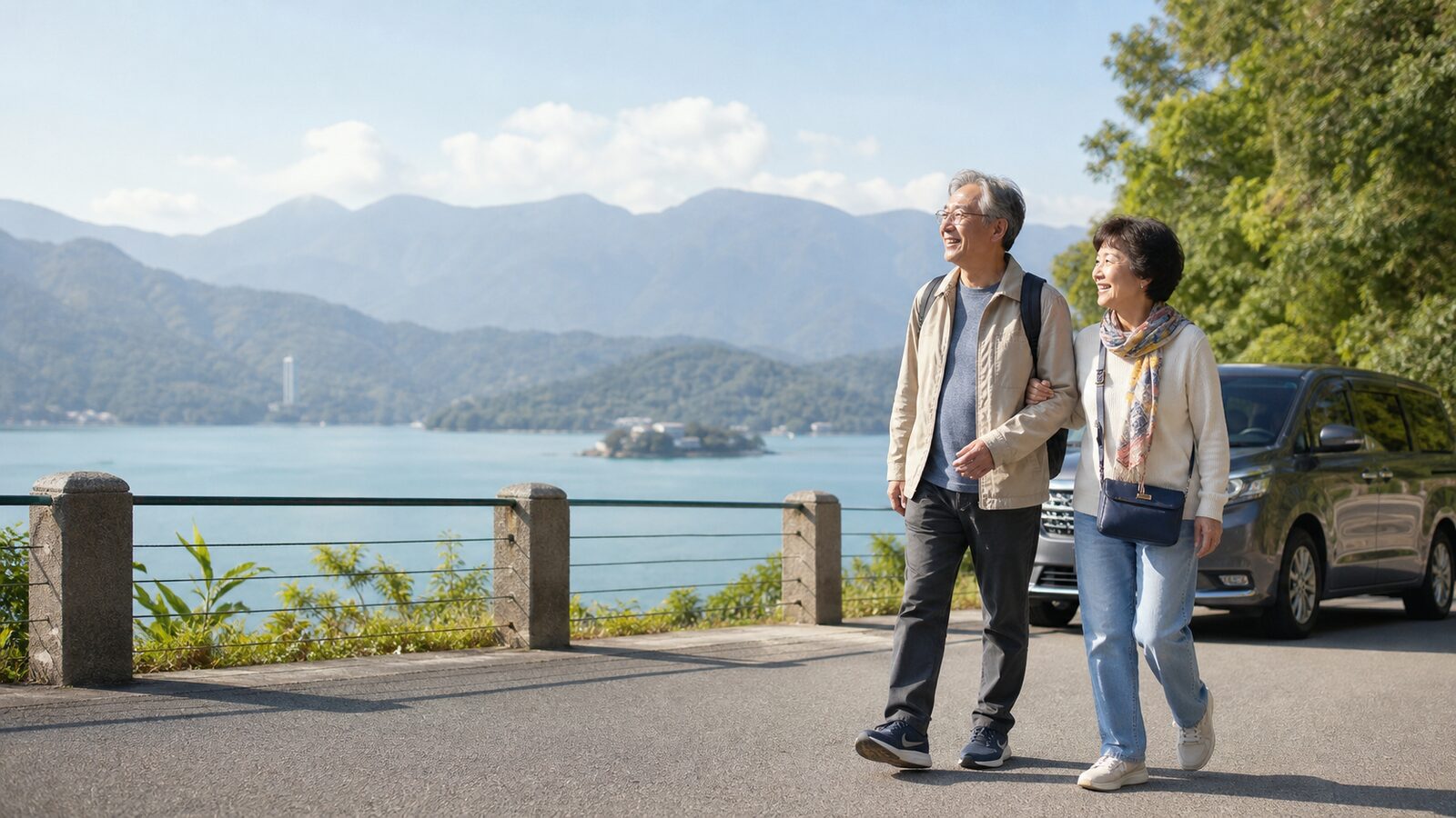 長輩夫妻在台灣湖畔輕鬆散步的孝親包車旅遊情境示意