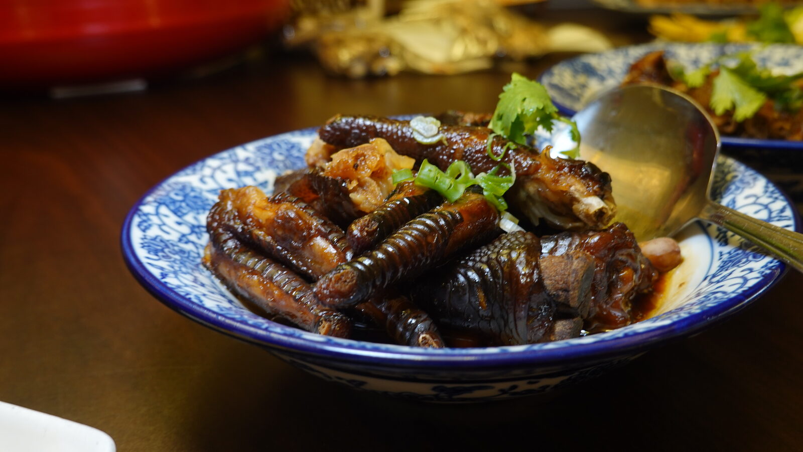 青花碗裝滷鳳爪，撒香菜