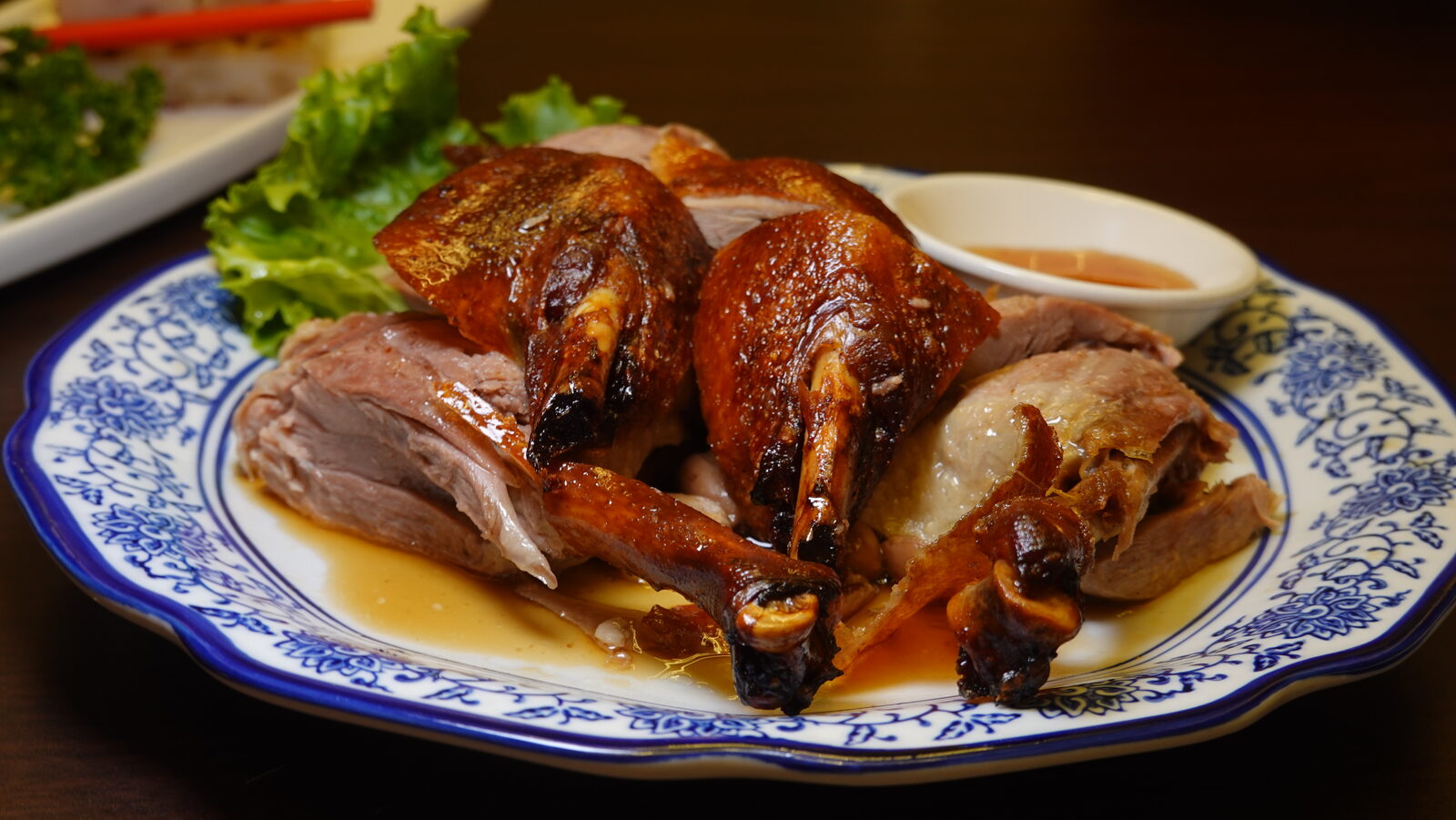 青花盤裝烤鴨腿與鴨肉，附醬碟
