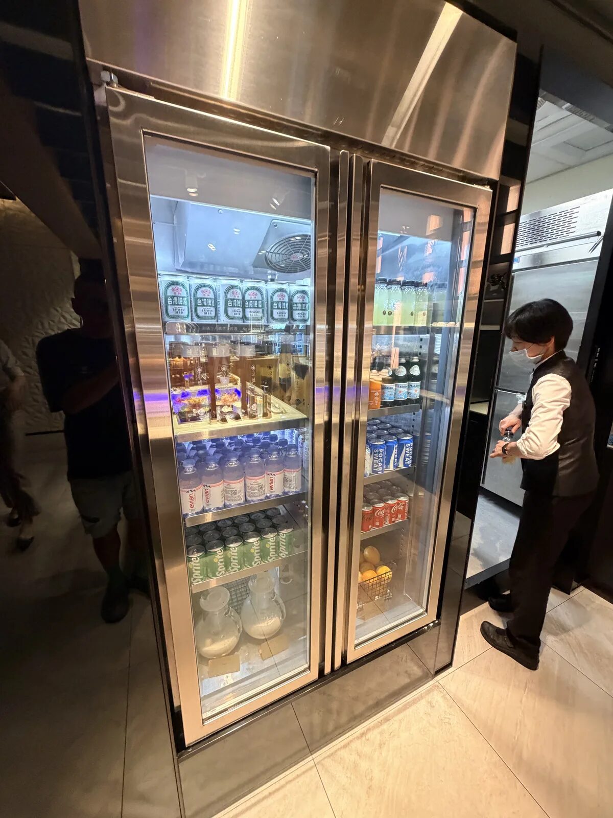 スターラックス航空ラウンジの冷蔵庫に並ぶ各種缶入りドリンクやビール
