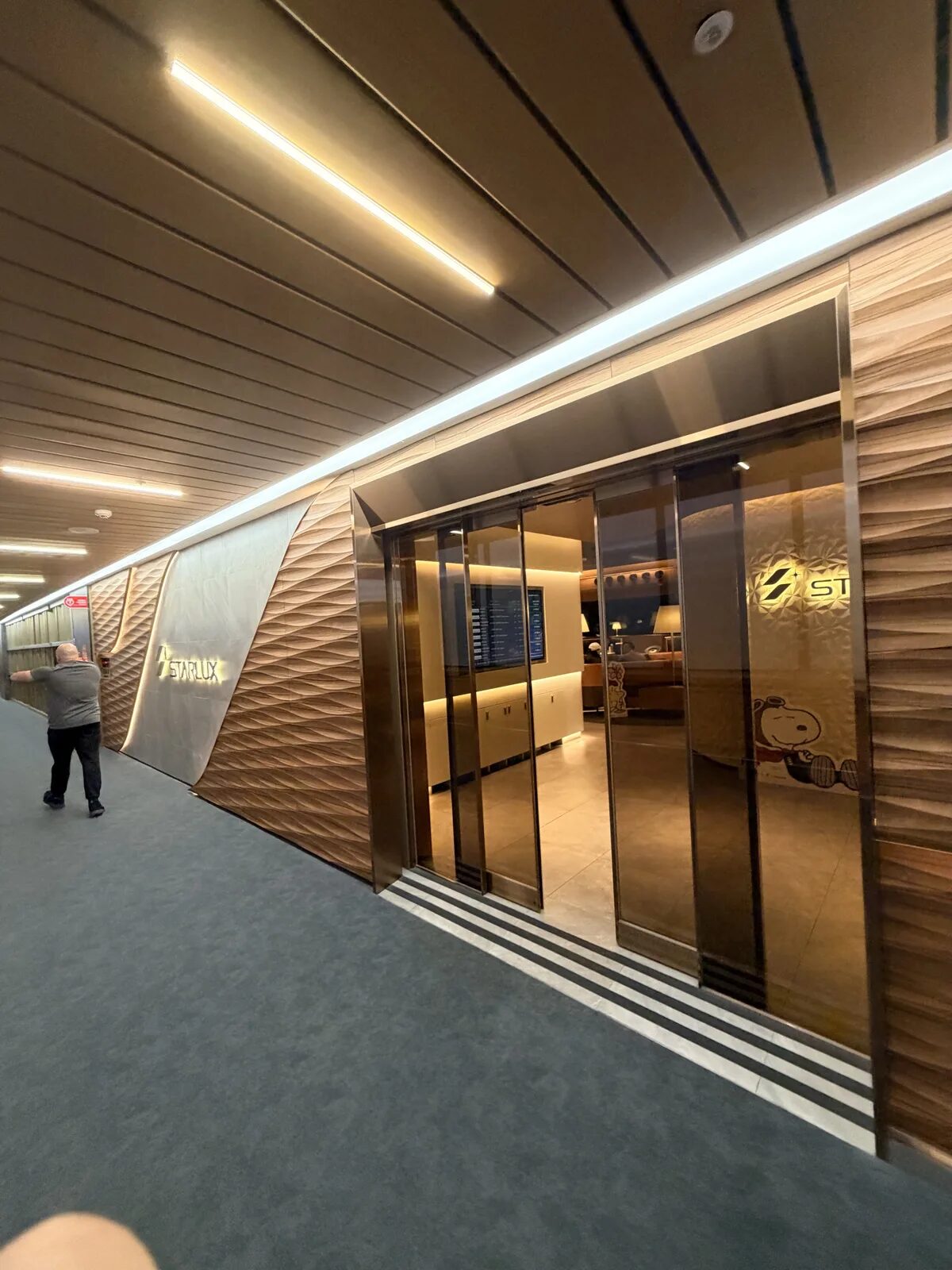 桃園国際空港ターミナル1のスターラックス航空 GALACTIC Lounge 入口外観とSTARLUXロゴ