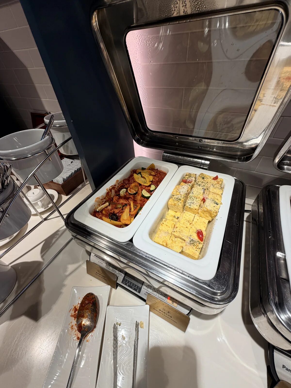 スターラックス航空ラウンジの保温鍋にある温かい煮込み野菜と卵料理