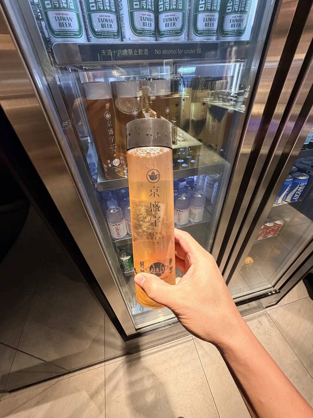 スターラックス航空ラウンジの冷蔵庫に入っている京盛宇の水出しボトル茶