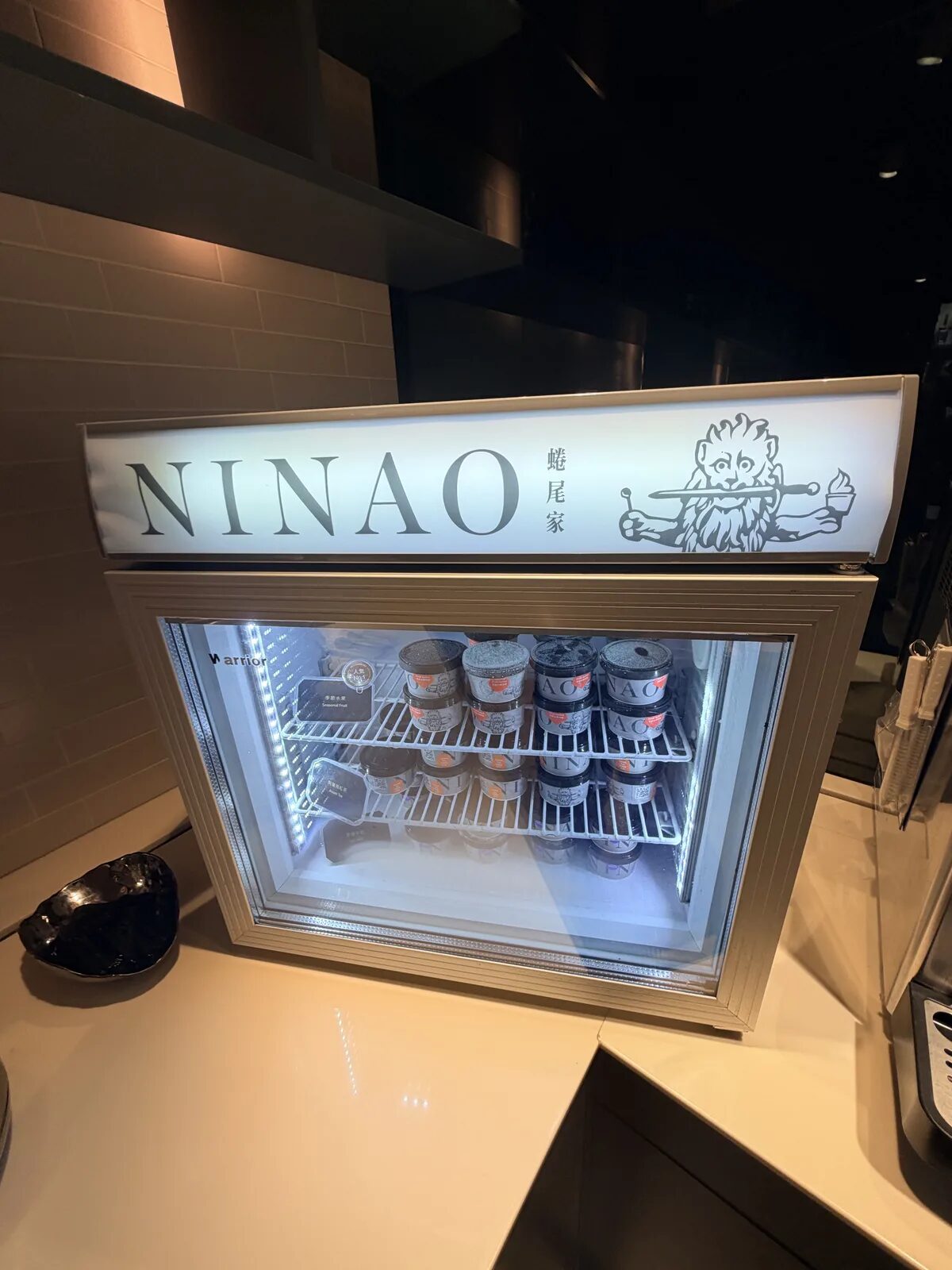 スターラックス航空ラウンジのデザートコーナーにある蜷尾家(NINAO)ジェラートの専用フリーザー