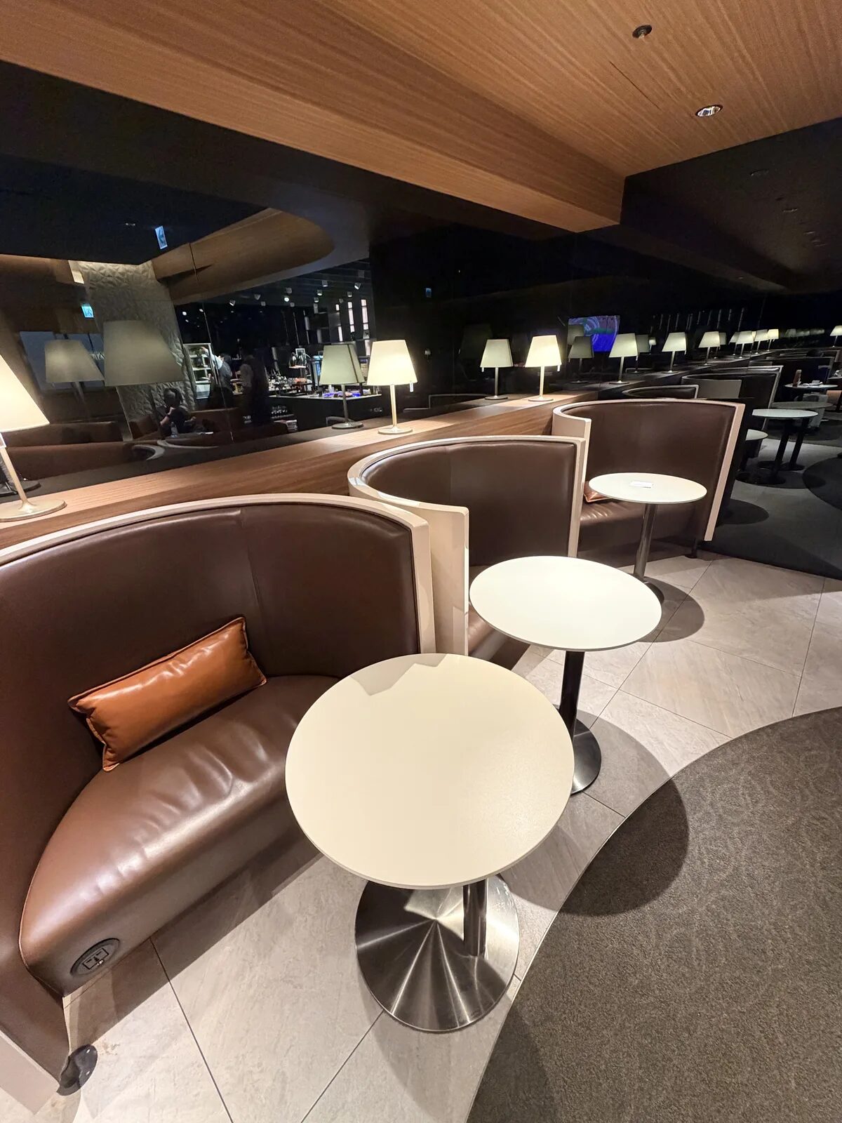 スターラックス航空 GALACTIC Lounge 内の半個室型レザーソファと丸型サイドテーブル