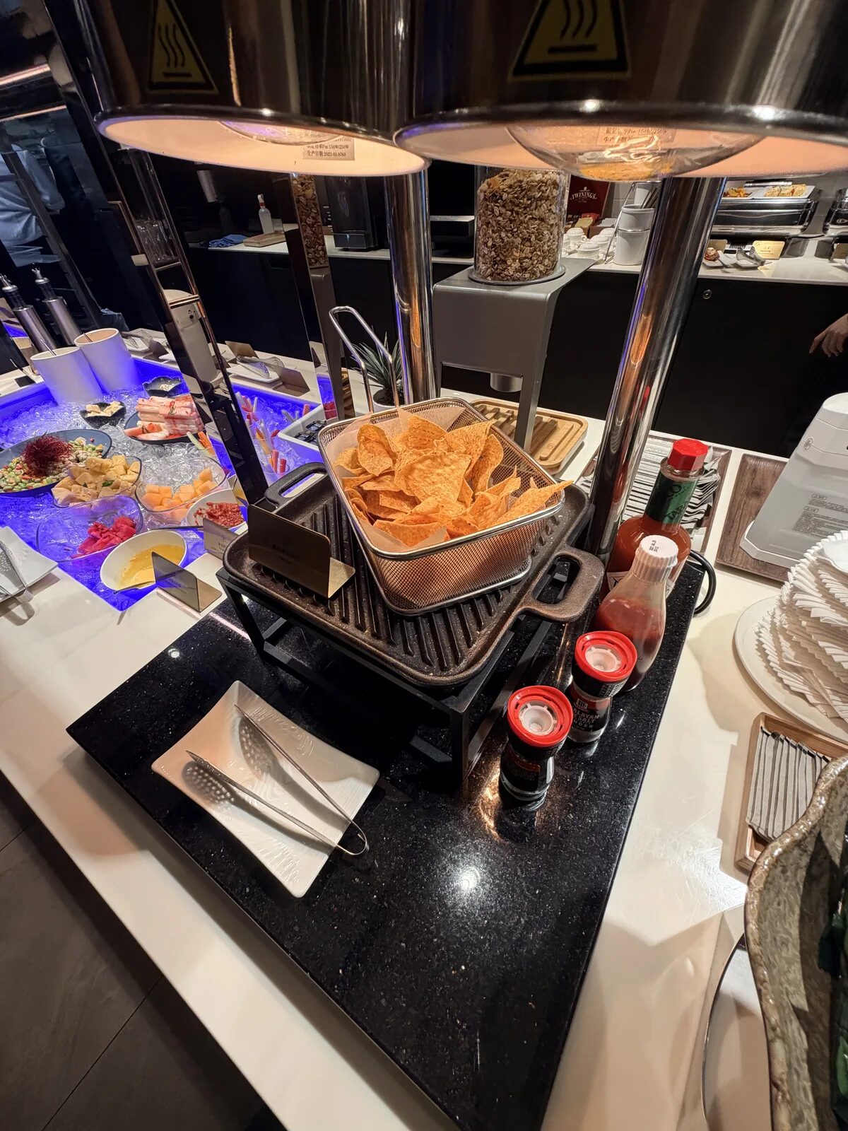 スターラックス航空 GALACTIC Lounge のトルティーヤチップスとソース