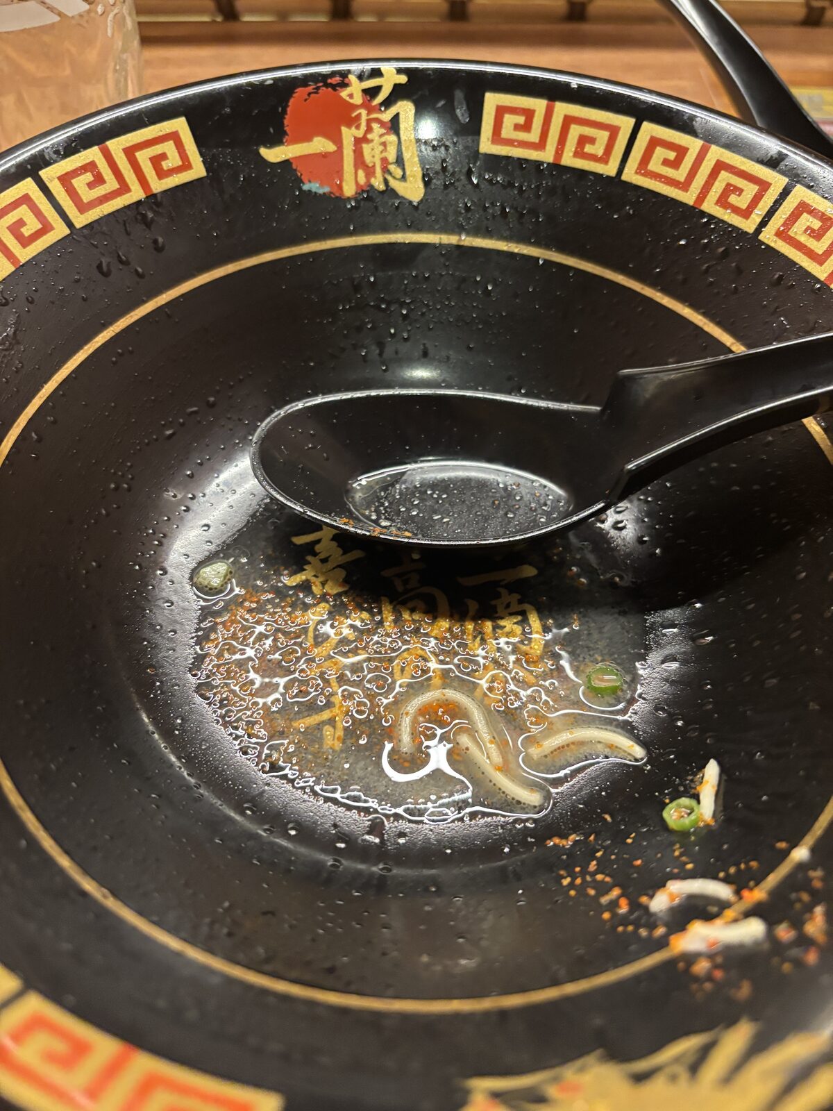 吃完拉麵後露出碗底文字的一蘭拉麵碗