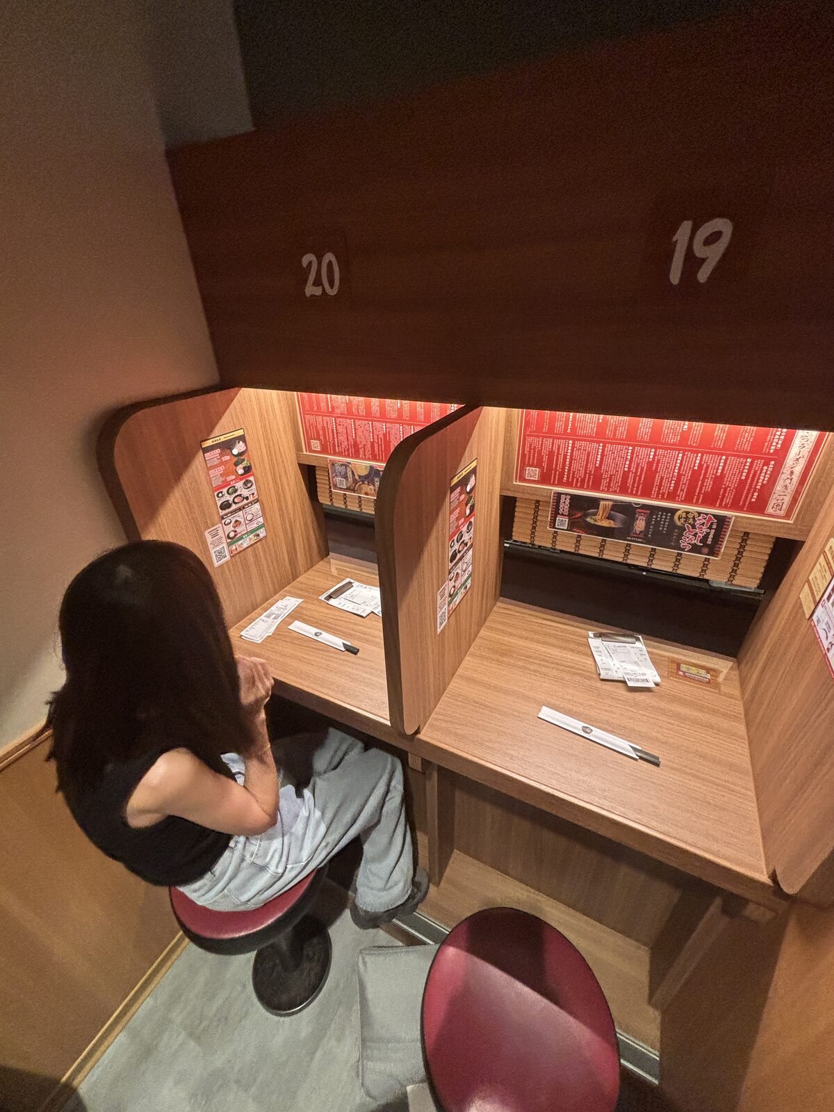 一蘭味集中座位的木質隔板與座位號碼