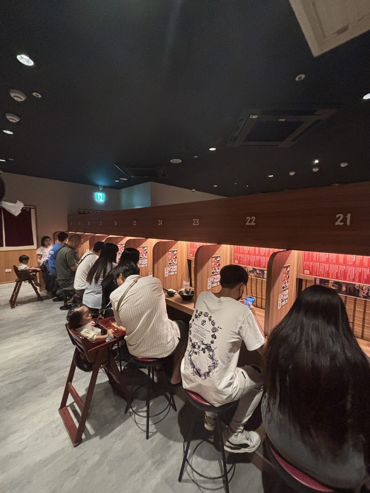一蘭台北本店一整排味集中座位與用餐客人背影