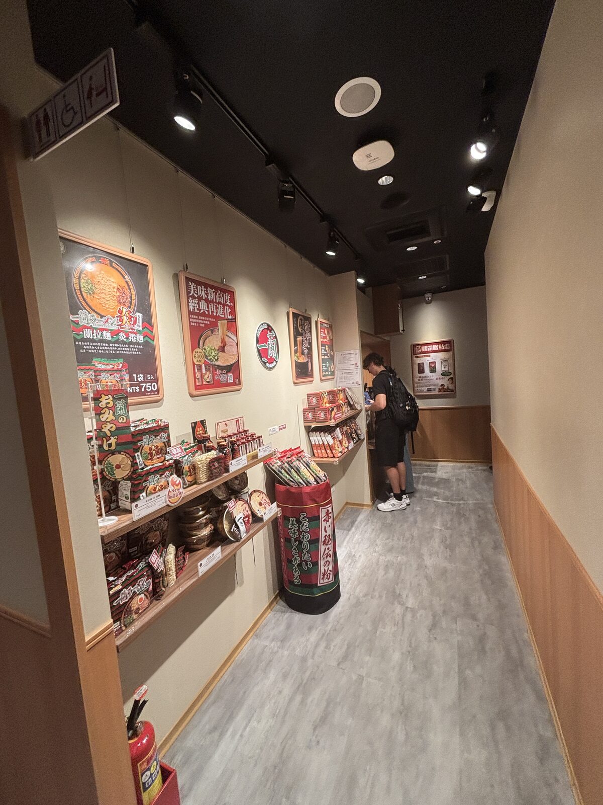 一蘭台北本店內通往用餐區的走道與商品展示牆