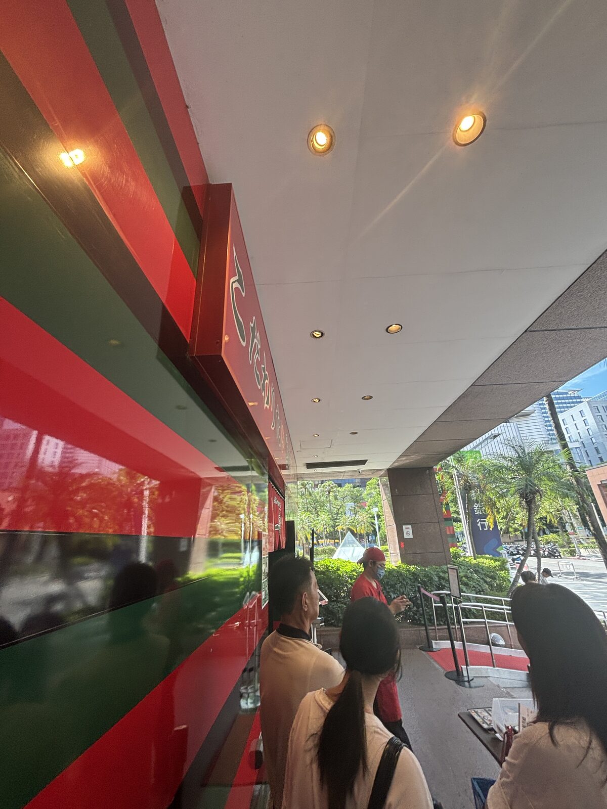一蘭台北本店外牆旁的現場排隊動線