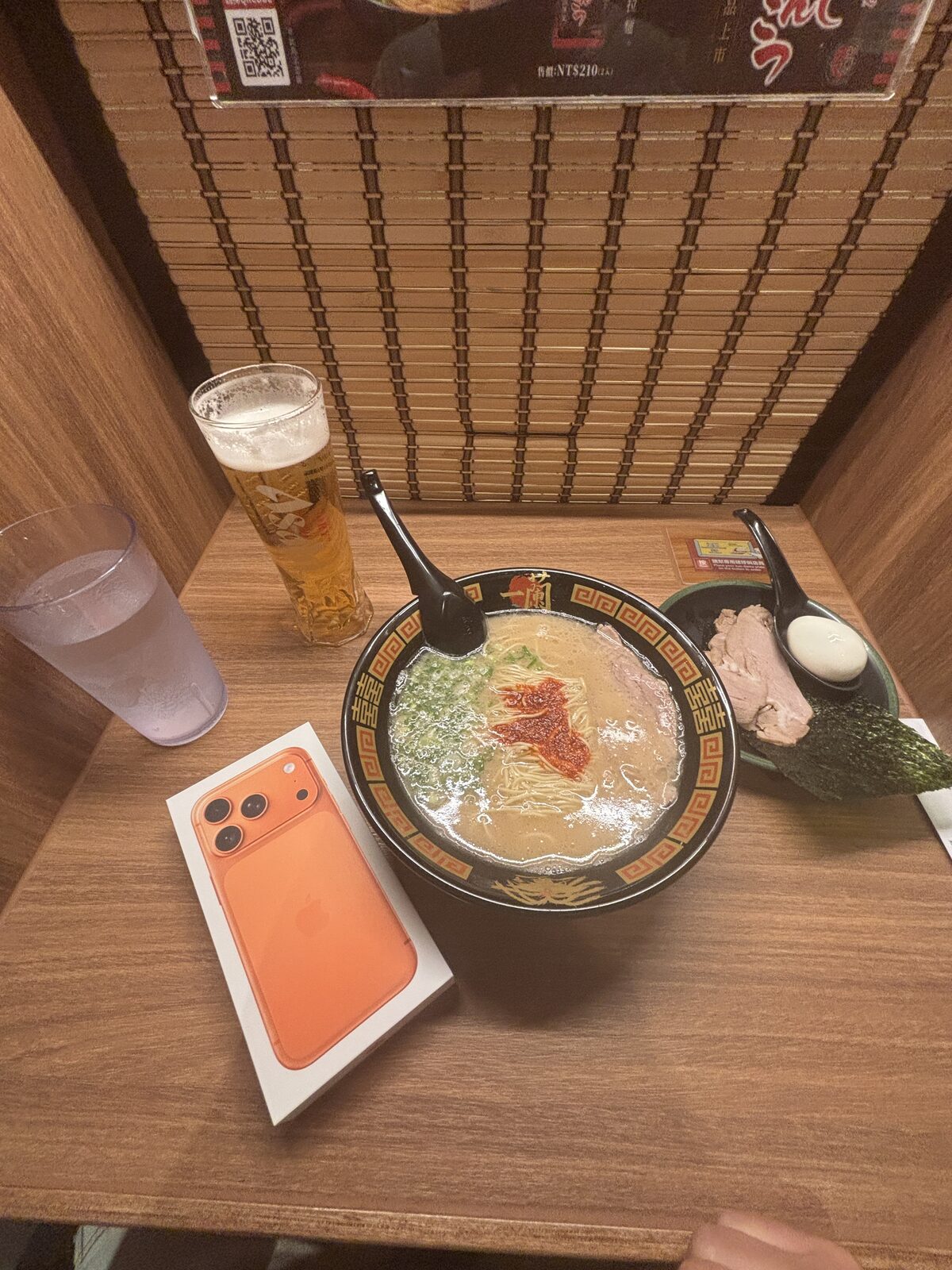 一蘭拉麵、啤酒與另外盛放的蛋、叉燒和海苔配料