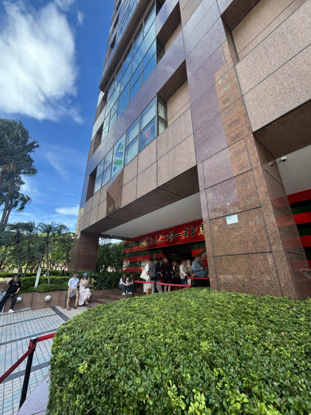 松仁路一蘭台北本店所在大樓與一樓紅綠店面
