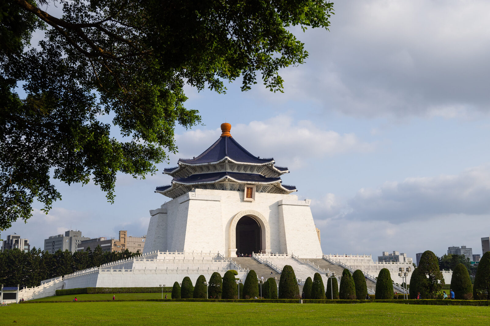台北中正紀念堂正面遠景,白色建築、藍色屋頂與前方草地