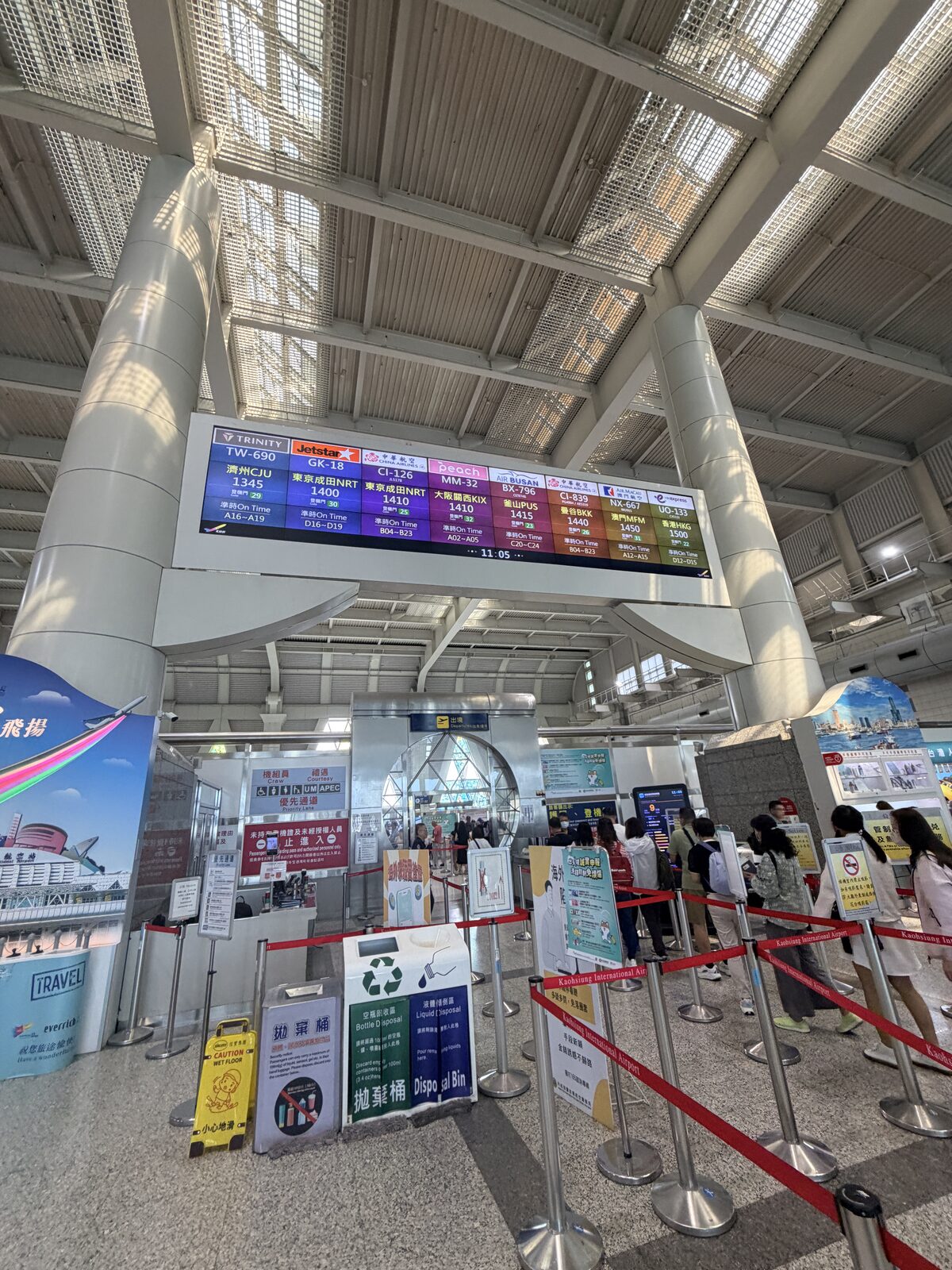 國際線出境大廳上方的航班資訊看板與排隊動線